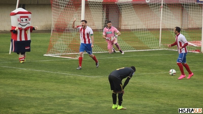 Ivan celebra el primer gol en un error del portero visitante