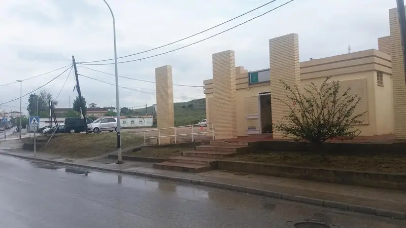 Desbroce y limpieza del perimetro del Ambulatorio del cobre.10.5.16