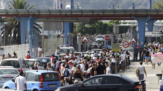 Colas-controles-fronterizos-Gibraltar_ECDIMA20131216_0032_17