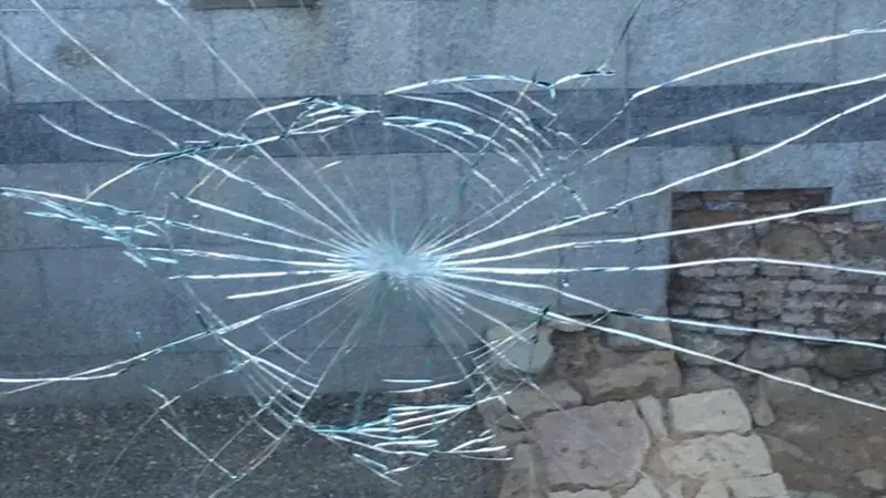 Rotura de metacrilato por fuerte impacto