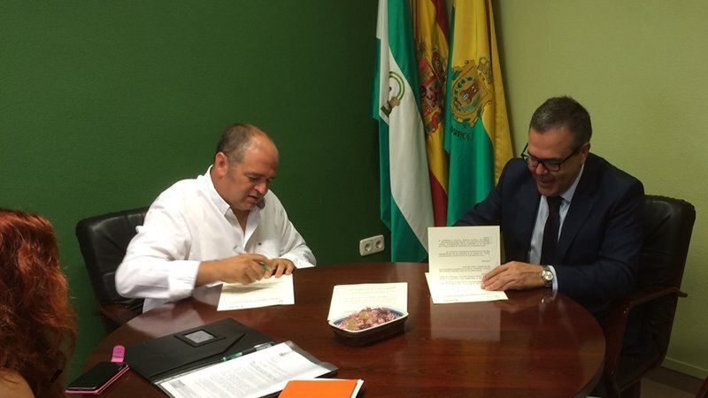 Jorge Romero y Carlos Fenoy en la firma del convenio