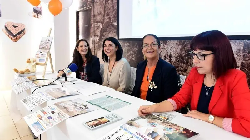 CAFETERIA DAVER PRESENTACION CALENDARIO SOLIDARIO DE ASOCIACION DE FIBROSIS QUISTICA