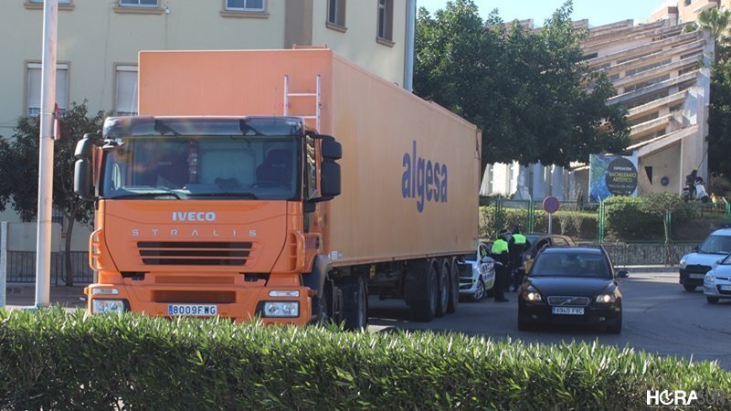 Un camión de Algesa bloquea la avenida Virgen del Carmen
