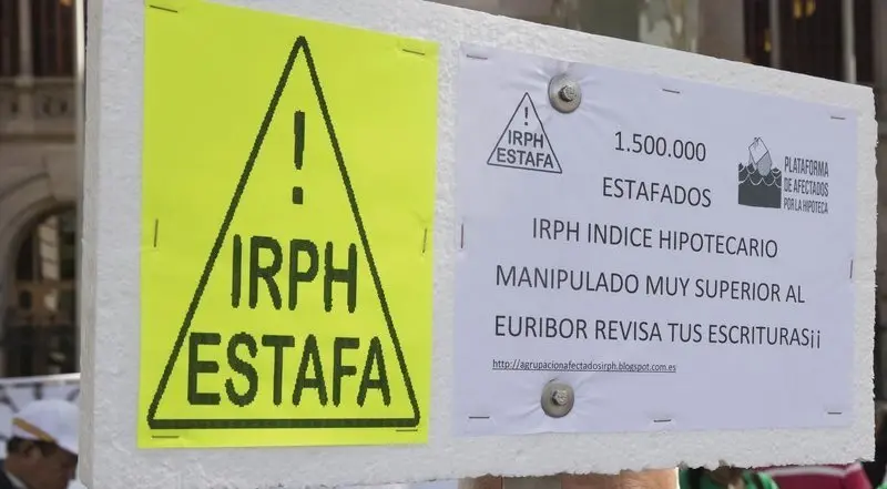 BARCELONA 05/05/2016 Protesta delante de la Audiencia Provincial Barcelona por el &iacute;ndice IRPH de las hipotecas. En Catalunya afecta a 400.000 personas. Hay una diferencia de entre 200 y 250 euros mensuales con los que tienen Eur&iacute;bor FOTO JOSEP GARCIA
