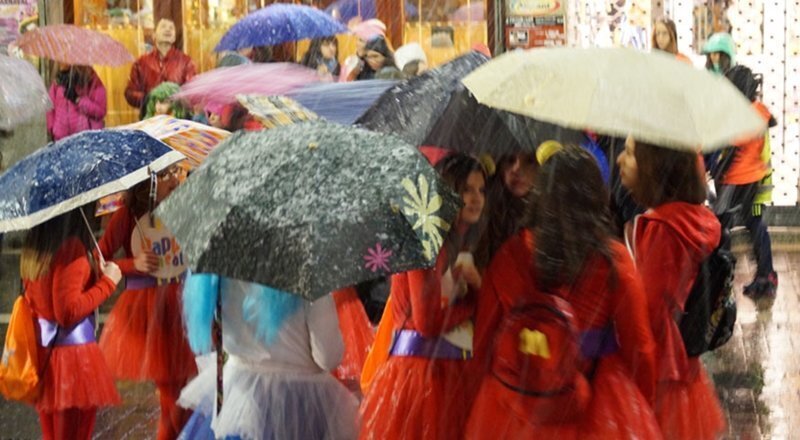 La lluvia y el viento se cuelan en el carnaval