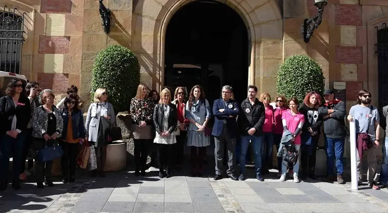 PUERTAS DE LA CASA CONSISTORIAL CONCENTRACION SILENCIOSA EN REPULSA A LA VIOLENCIA DE GENERO