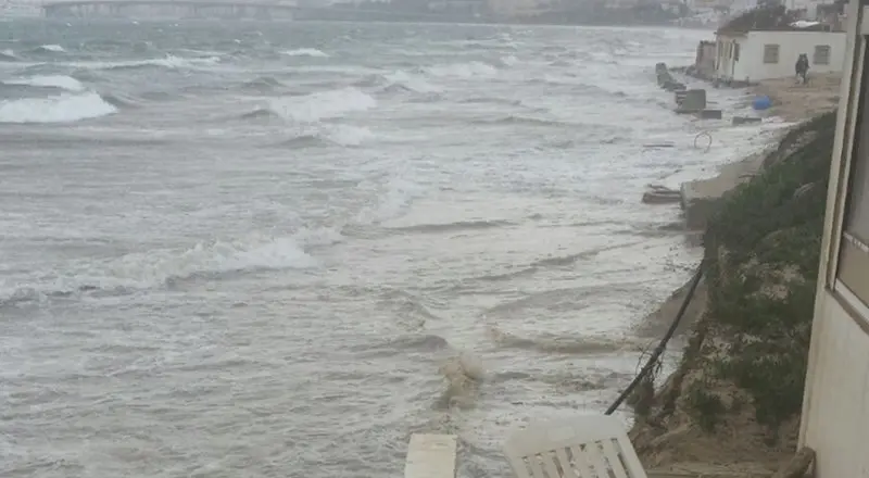 Las olas cubren la playa del Rinconcillo