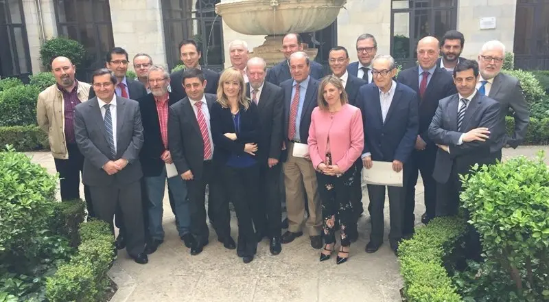 participantes en encuentro sobre el eje central