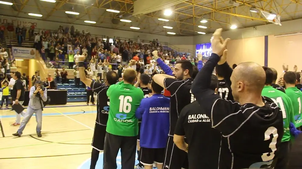 Los chicos del Colomer Dental celebran el resultado ante el Balonmano Triana. // Foto: Jos&eacute; Antonio Bermejo.