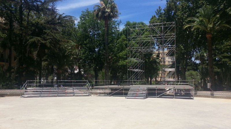 La estructura del escenario de Feria aun se mantiene en el Parque