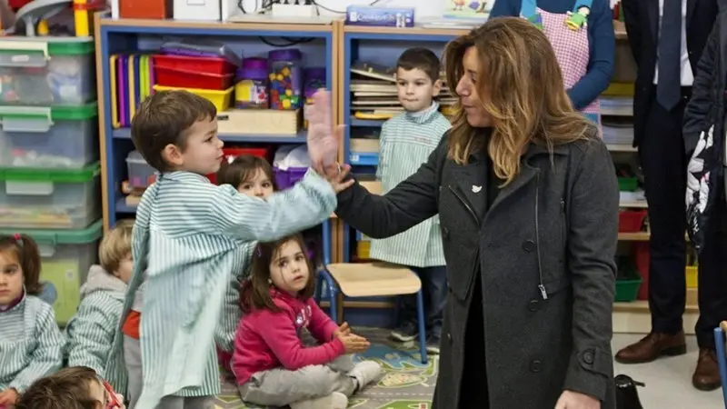 Susana Diaz visita un aula de un centro de infantil