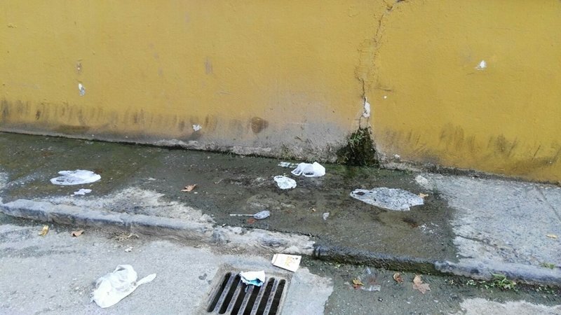 Fuga de agua en el muro de la calle Miguel Mateo Miguelín
