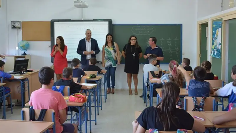 Boix en el inicio del curso en un colegio de la localidad