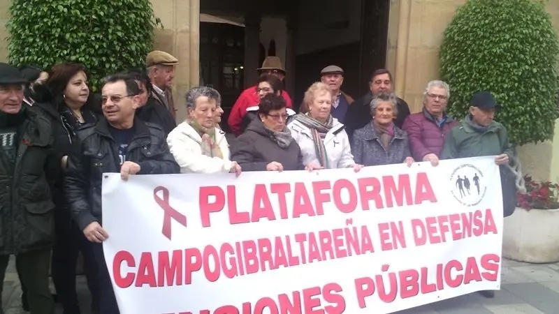 La Plataforma en defensa de las pensiones p&uacute;blicas se ha concentrado a las puertas del Ayuntamiento con la intenci&oacute;n de que el Pleno muestre su apoyo a la tabla reivindicativa por el mantenimiento y dignificaci&oacute;n de las pensiones