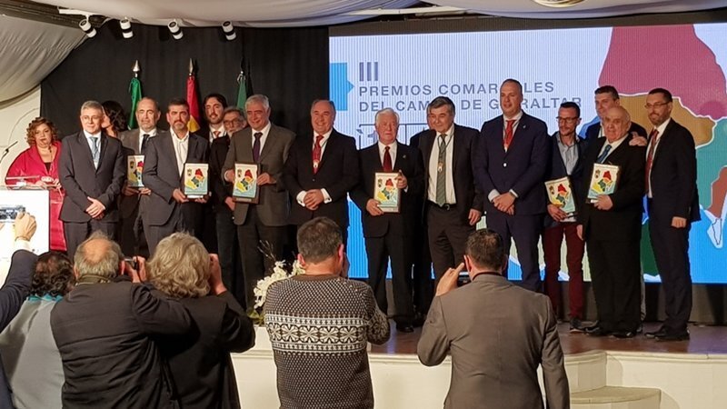 III Premios Comarcales, alcaldes y premiados junto al presidente de Mancomunidad