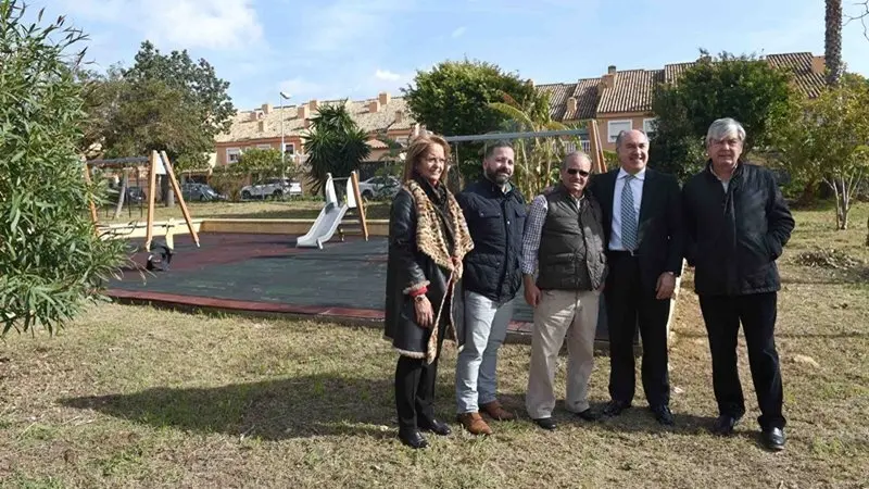 Landaluce junto a los delegados y vecinos en el parque de Getares