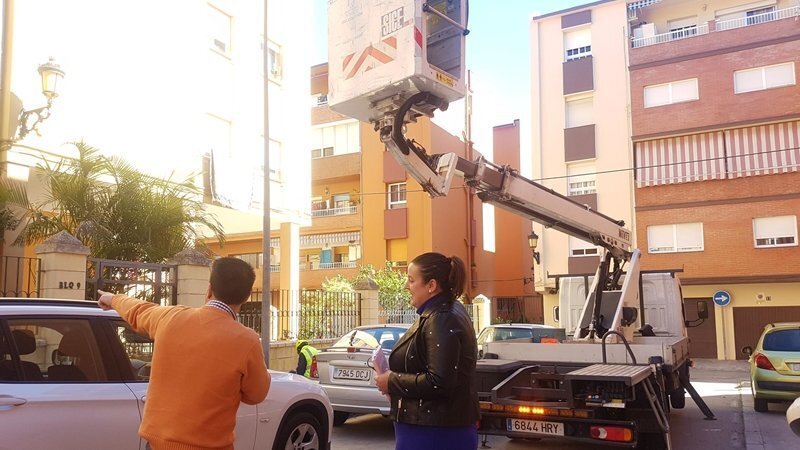 Laura Ruiz supervisa las actuaciones que han sido realizadas en esta calle del Saladillo
