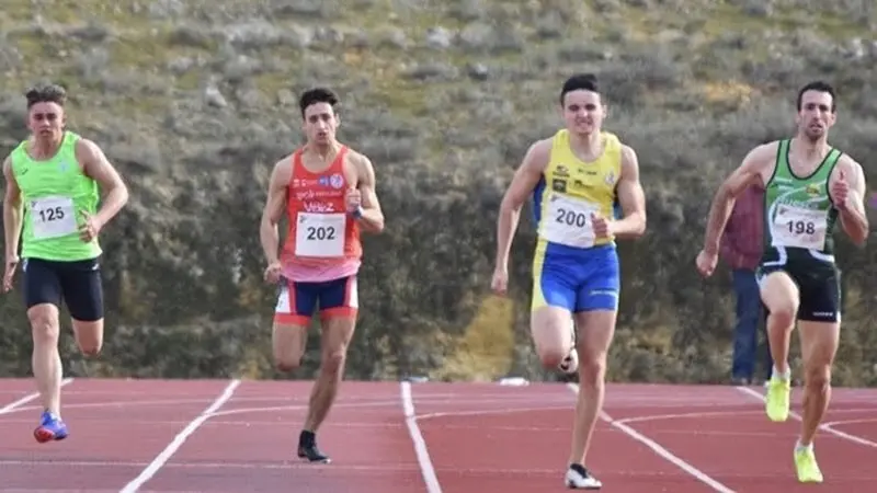 Pablo Montalvo, segundo por la derecha, durante una prueba