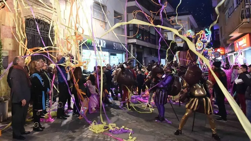 Una imagen de la Cabalgata al paso por la puerta del Ayuntamiento
