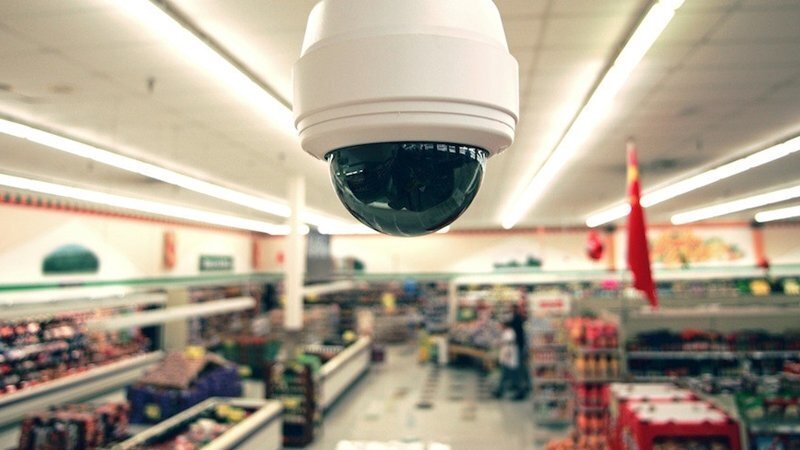 Una cámara de video vigilancia en un supermercado