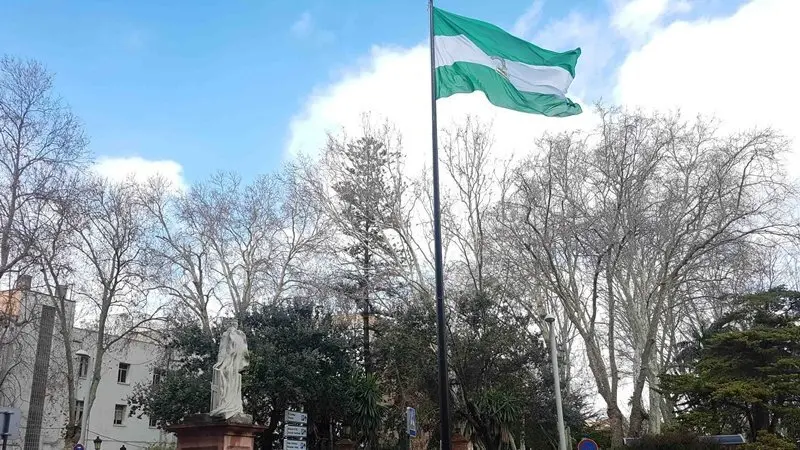 Un instante de la izada de la bandera de Andaluc&iacute;a