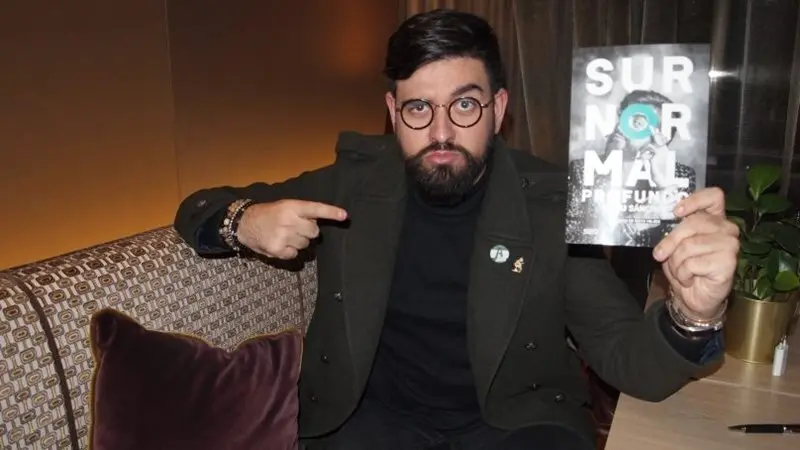 Manu S&aacute;nchez con su libro 'Surnormal profundo'