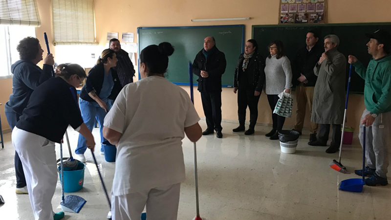 Ayuntamiento y Junta visitan el colegio Andaluc&iacute;a
