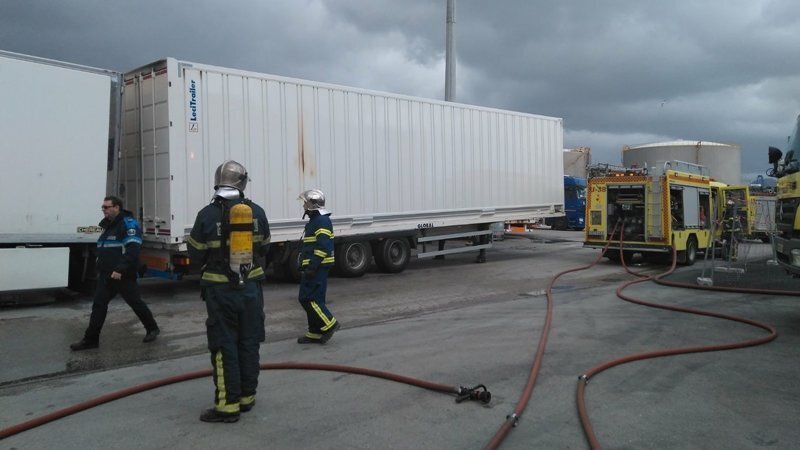 Bomberos realiza tareas de extinción en el contenedor afectado por el incendio