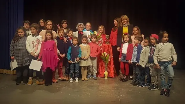 Foto de familia con los alumnos de teatro de la Escuela Municipal S&aacute;nchez Verd&uacute;