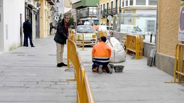 El delegado visita las obras de la calle Mu&ntilde;oz Cobos