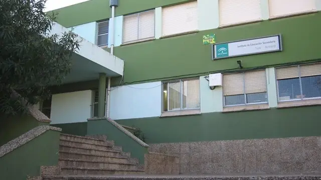 Entrada principal del IES Torrealmirante