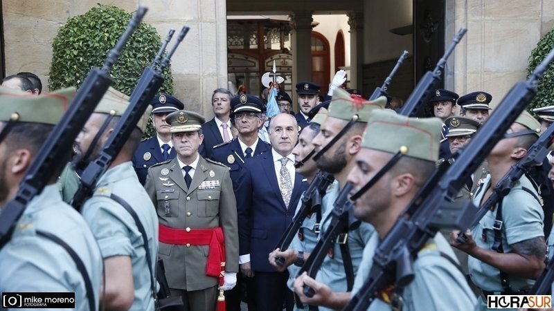 El alcalde asiste al desfile militar de la Legión