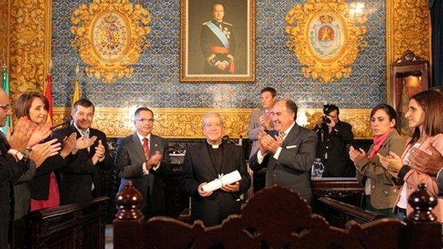 En 2012, el Padre Llanes fue nombrado Hijo Adoptivo entre los aplausos de un Salón de Plenos lleno para la ocasión