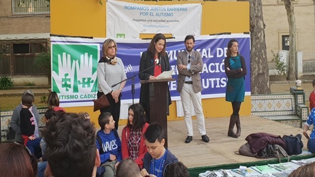 Paula Conesa y Rodríguez Ros durante la lectura del manifiesto por la conciencia del autismo