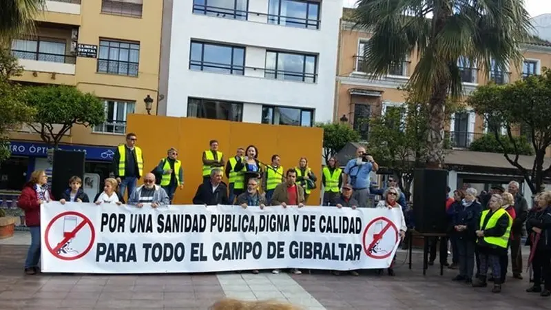 Los organizadores se dirigen a los asistentes en la Plaza Alta