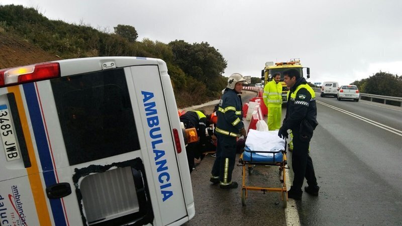 Una ambulancia furgoneta sufre un accidente en Tarifa