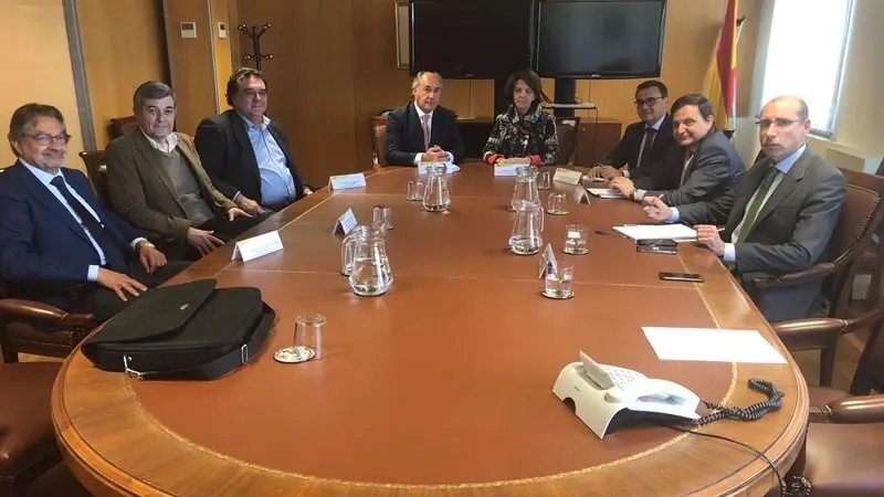 Los participantes en la reuni&oacute;n en la sede ministerial