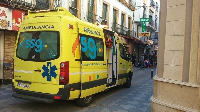 La ambulancia que atendió al fallecido este pasado domingo en Algeciras