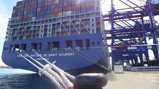 Megaship CMA CGM Antoine Saint Exupery en el Puerto