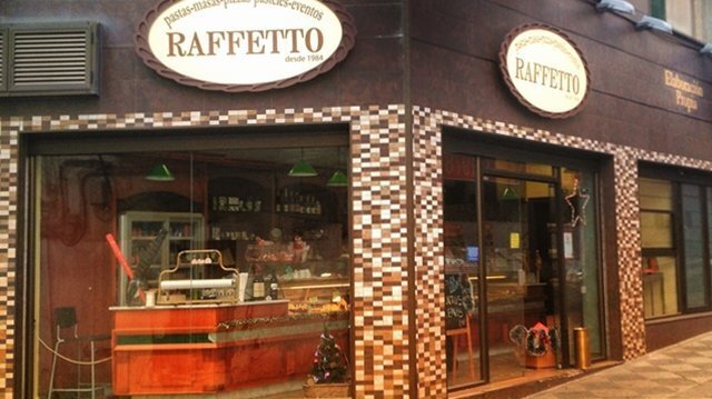 Fachada de Raffetto en la calle Ventura Morón