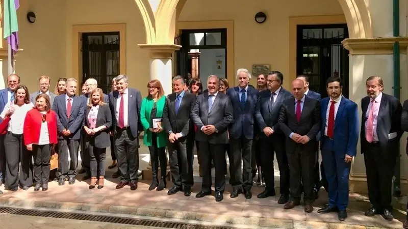 Foto de familia de las delegaciones de las distintas administraciones