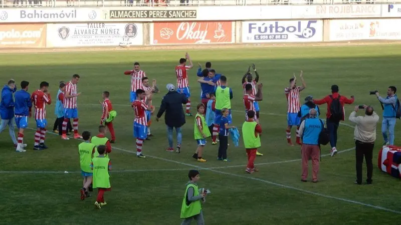 Los jugadores celebran la clasificaci&oacute;n para la liguilla de ascenso