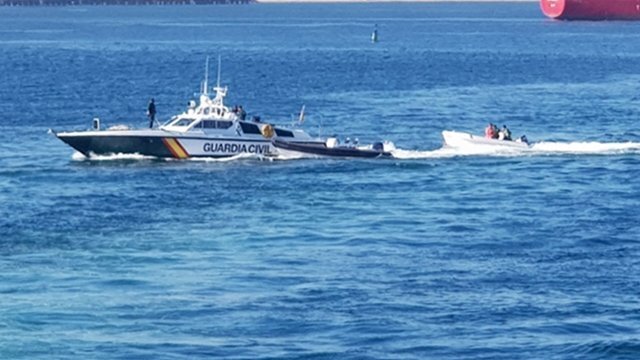 La Guardia Civil remolca las dos embarcaciones