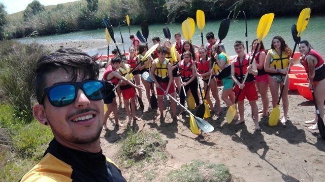 Un grupo de escolares cordobeses se inicia en la práctica del kayak