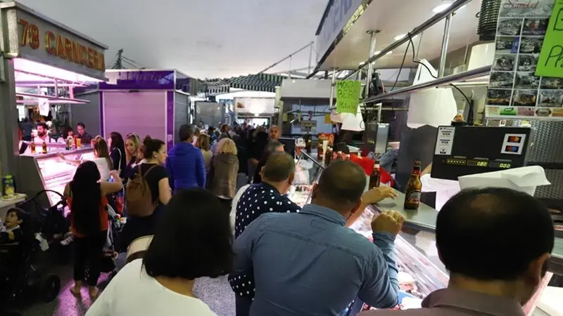 Tapas, refrescos, cerveza y muchas ganas de pasarlo bien en el Mercado