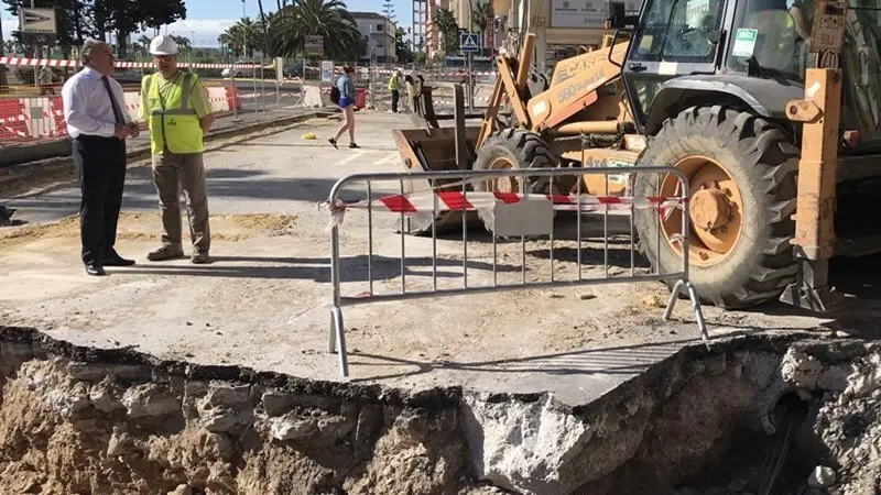 Landaluce junto al jefe de obra en la zona que est&aacute; siendo renovada en la Acera de la Marina