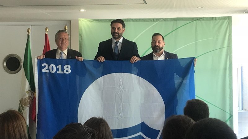 Un instante de la recogida de la Bandera Azul para la playa de Getares