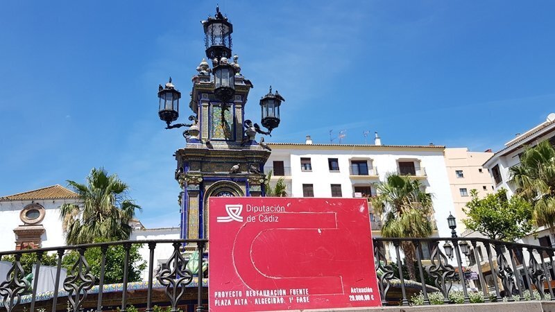 La Fuente de la Plaza Alta junto al cartel del Plan Invierte