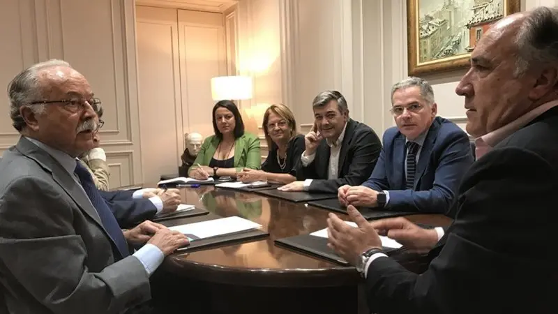 Un instante de la reuni&oacute;n entre Mor&oacute;n y Landaluce