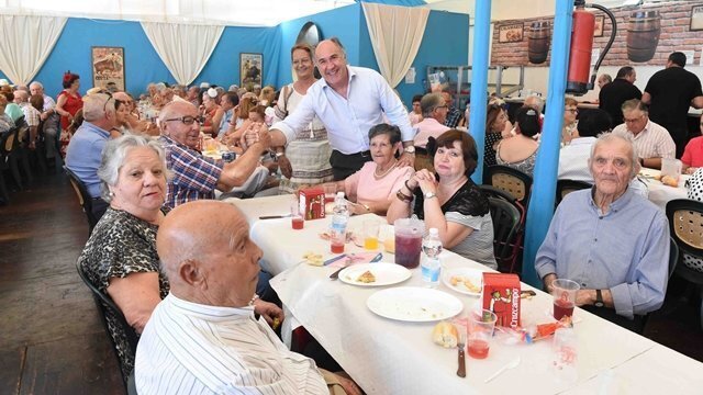 El alcalde departe con los mayores que han disfrutado de este almuerzo en la Feria Real